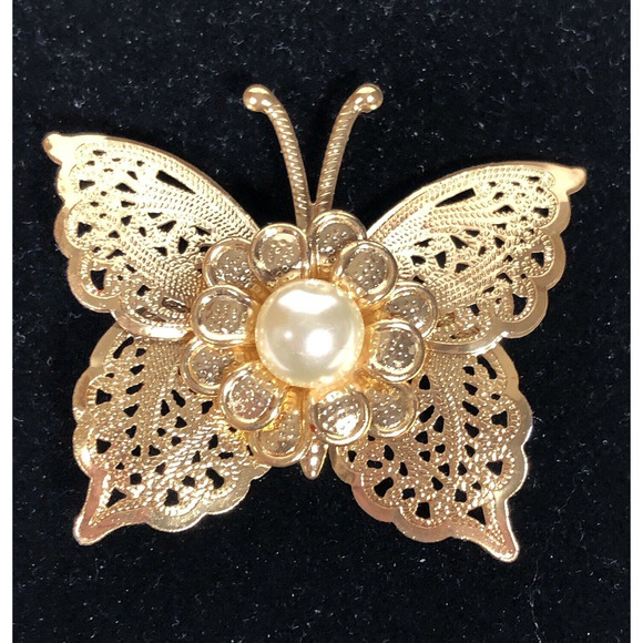 Butterfly Gold Tone Brooch Pin Filigree Style Faux Pearl Flower Unsigned Vintage - Picture 1 of 8